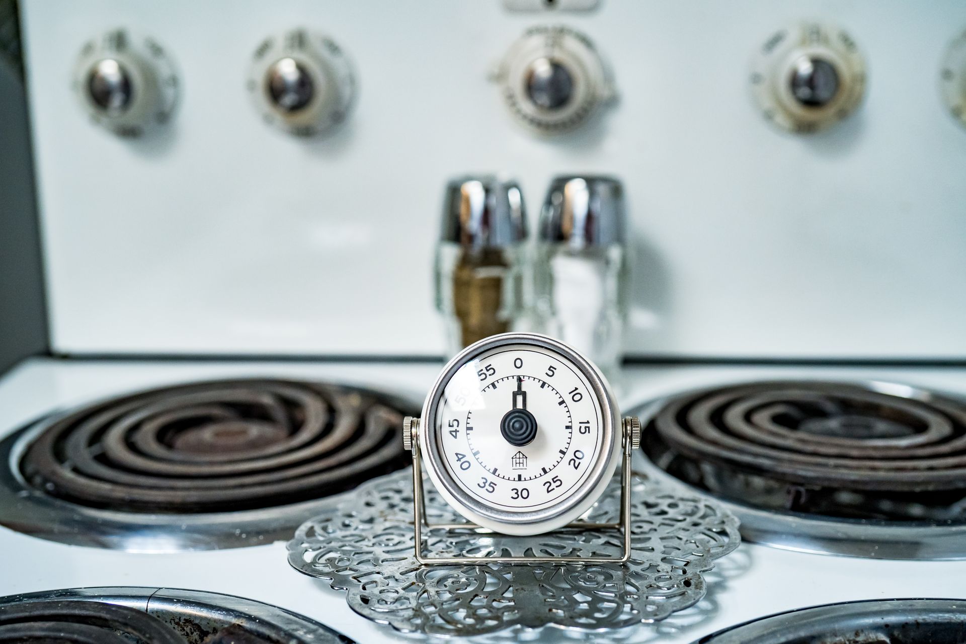 Un reloj en una cocina junto a un plato vacío
