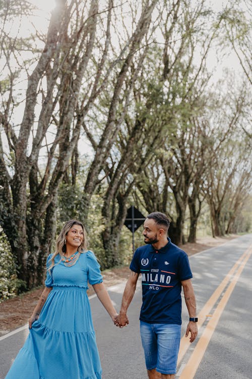 Immagine gratuita di alberi, amore, camminando