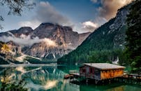 宁静的山湖景观，倒映着乡村的船库，景色令人惊叹