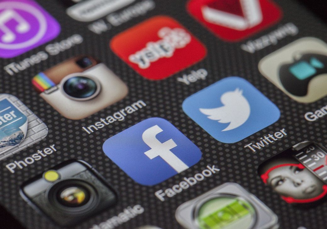 Online dating: starting a conversation on a niche platform