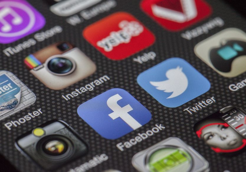 algoritmi di incontri online che mostrano profili compatibili