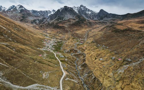 Бесплатное стоковое фото с Аэрофотосъемка, горная деревня, горный хребет