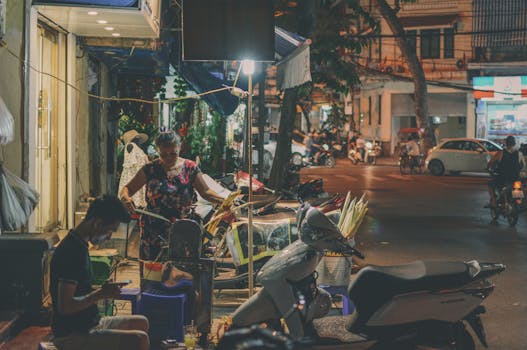 在越南河内一条熙熙攘攘的街道上，人们和滑板车捕捉到了城市夜生活的精髓