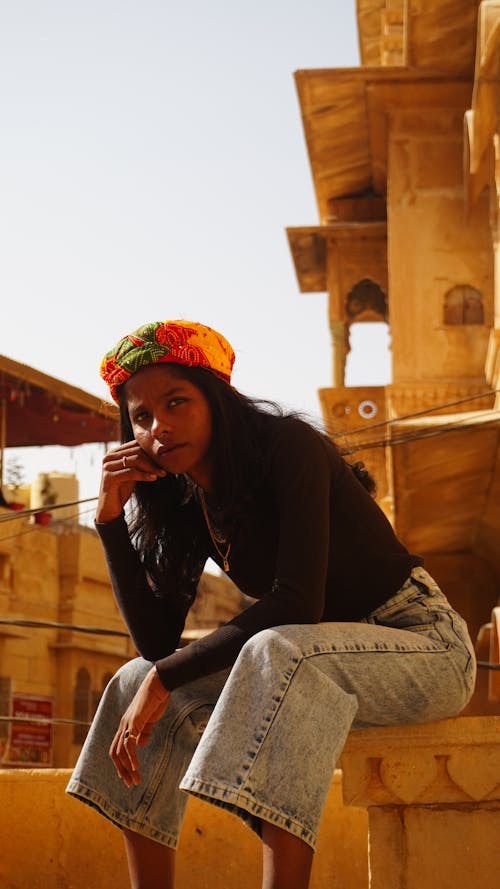 Gratis lagerfoto af betonbænk, hånd på ansigt, indisk kvinde