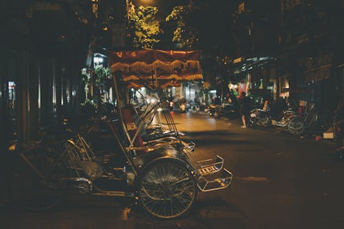 Bicicletta Da Città Grigia Su Strada