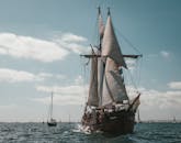 一艘令人叹为观止的帆船在晴朗的蓝天下滑过法尔茅斯海