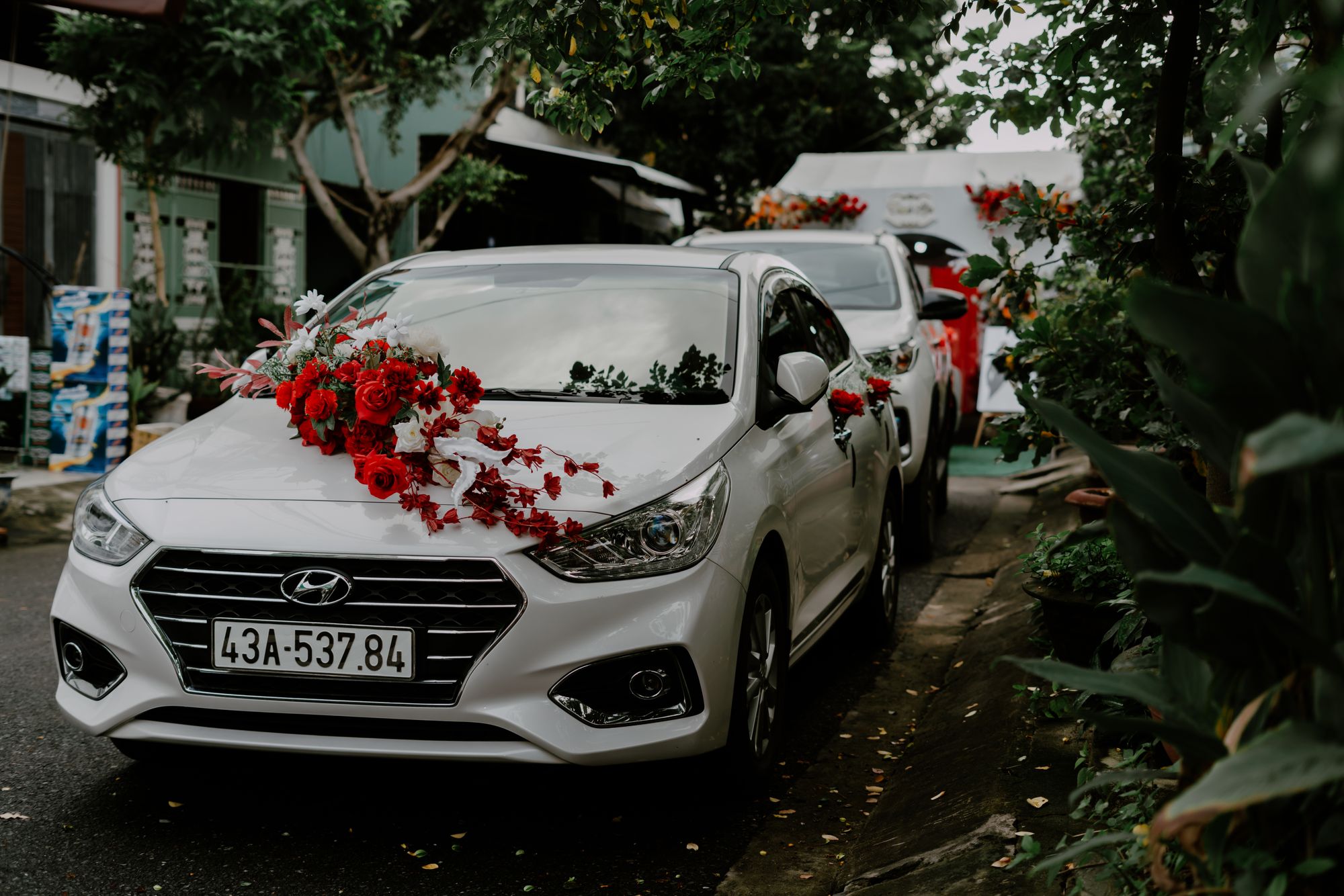 以鮮花精緻布置的婚禮禮車
