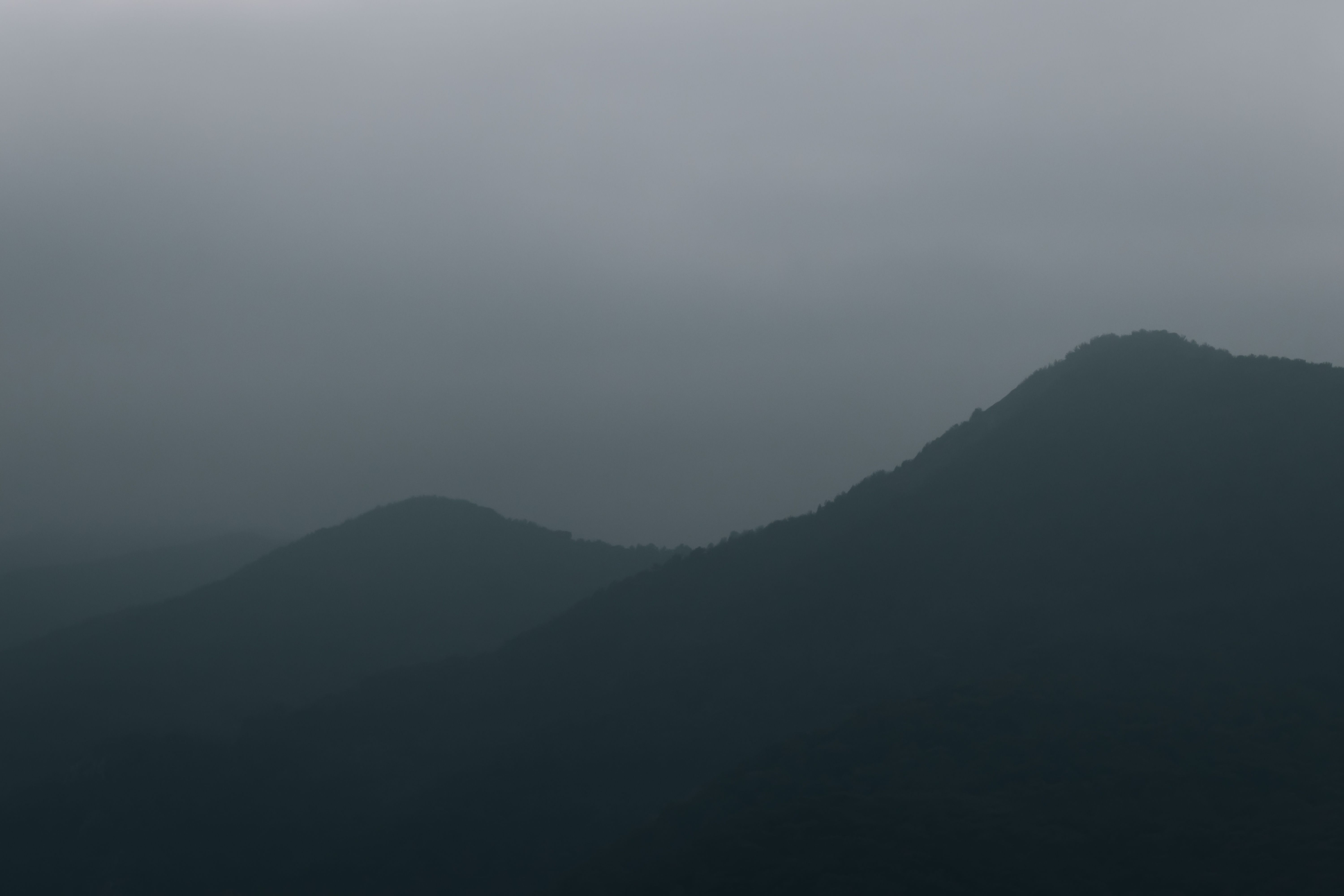 Montanhas com neblina leve