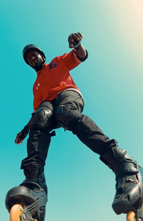 Kostenloses Stock Foto zu afroamerikanischer mann, aufnahme von unten, blauer himmel