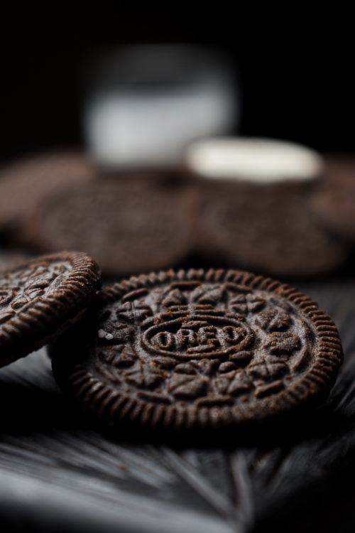 Free Delicious chocolate cookies with cream filling, perfect for a sweet treat or dessert. Stock Photo