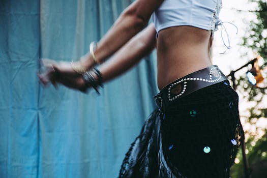 户外环境中，一名女子跳舞的特写展示了她的动作和风格