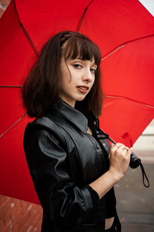 Photos gratuites de blouson noir en cuir, femme, parapluie