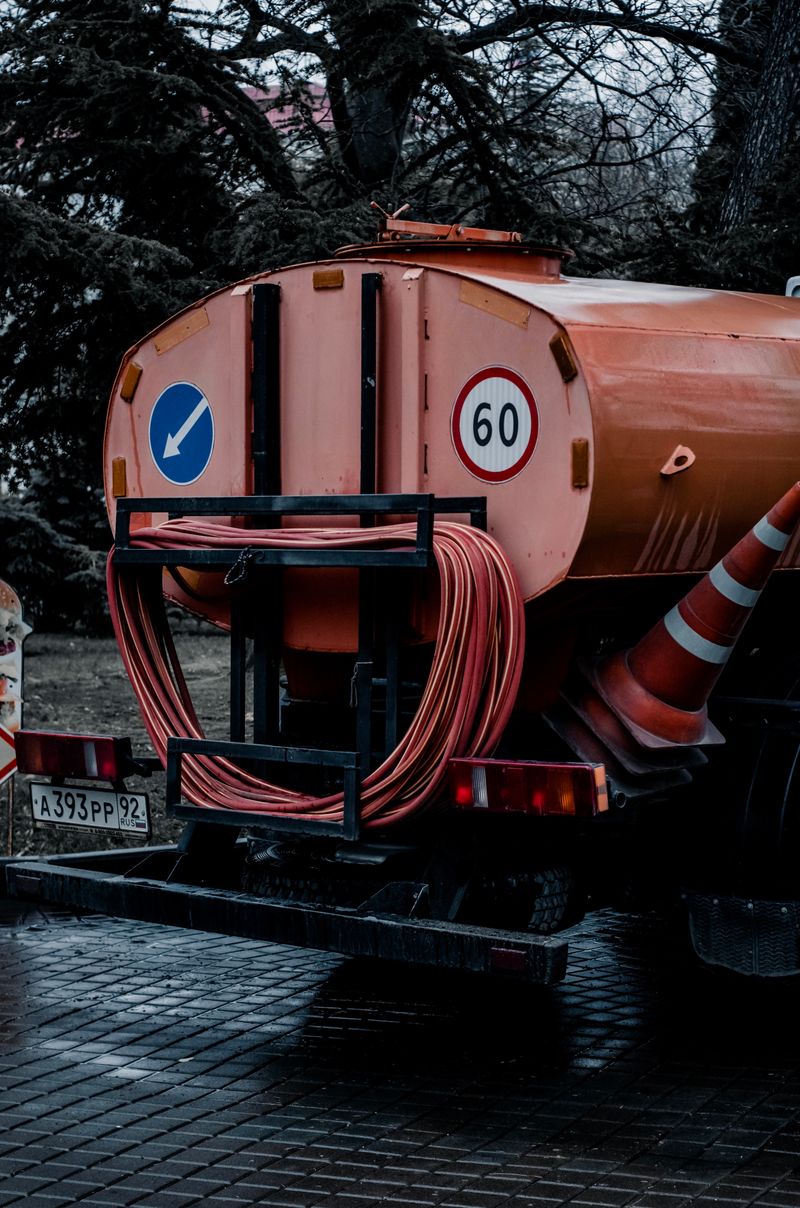 Camion d'hydrocurage avec tuyaux