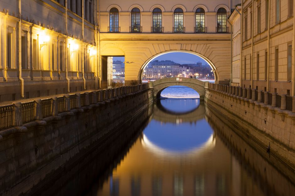 Canal iluminado al anochecer en San Petersburgo, Rusia