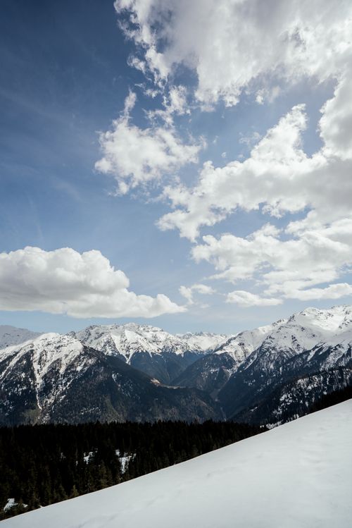 Free Winter landscape in Rize, Türkiye featuring snow-capped mountains under a cloudy sky. Stock Photo