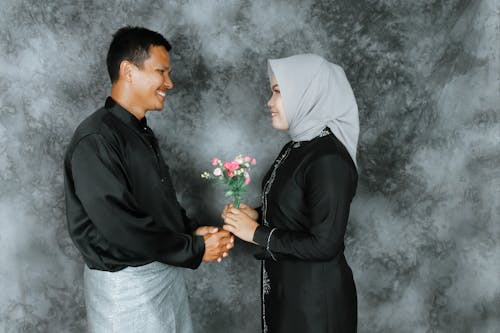 Foto profissional grátis de abaya, casal, casamento