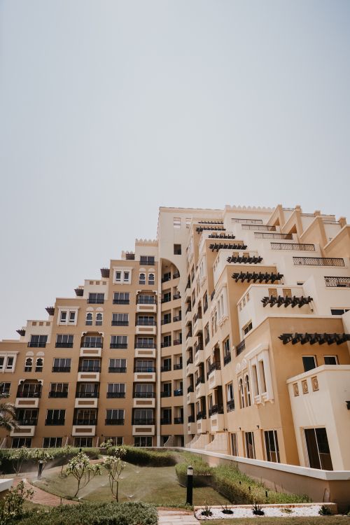 Free Contemporary urban residential building in Dubai capturing architectural elegance. Stock Photo
