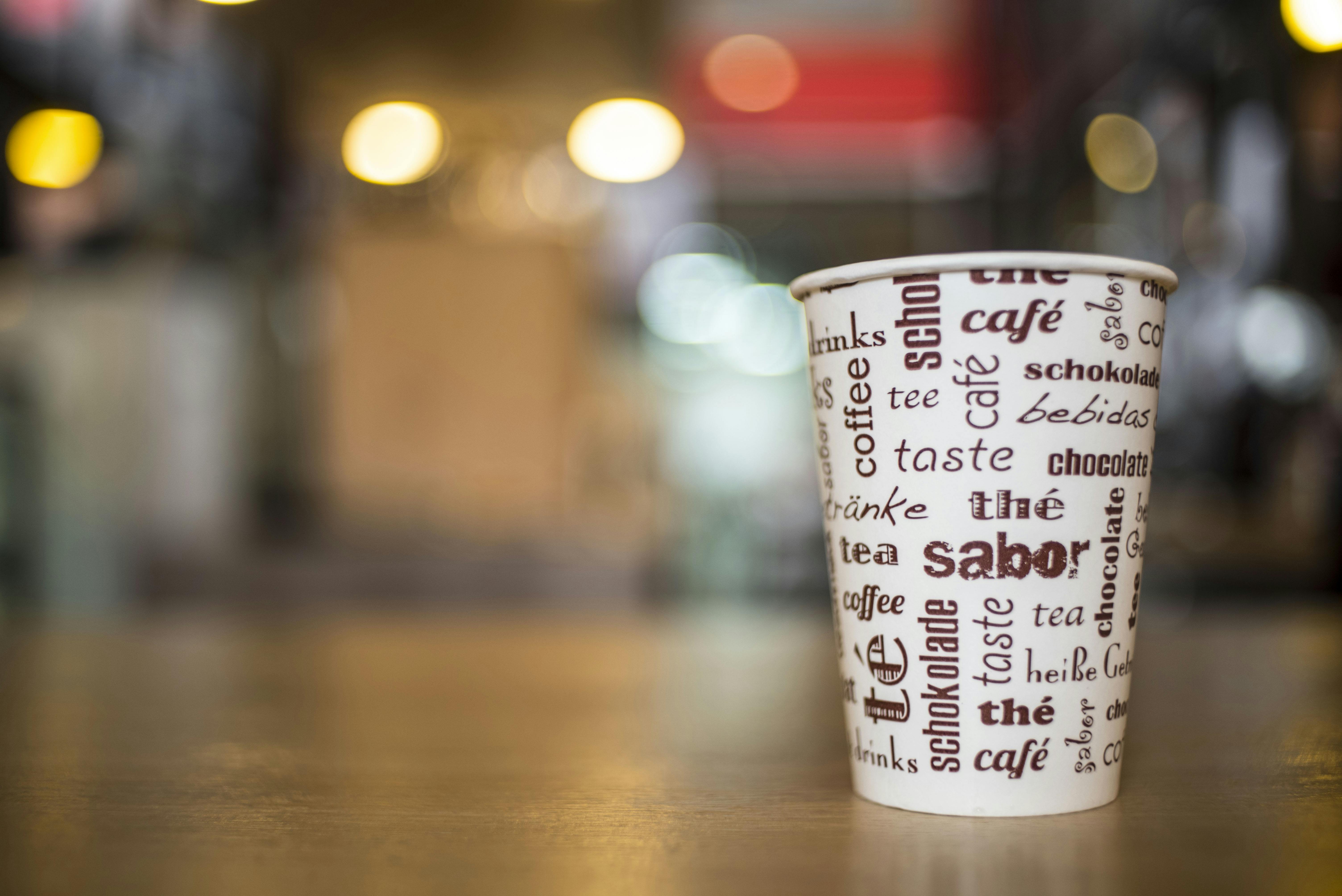 Fotografie Mit Selektivem Fokus Von Weißer Und Brauner Kaffeetasse Auf ...