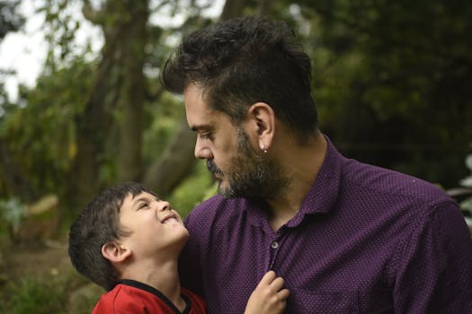 在风景优美的公园里，父子深情凝视的温柔时刻