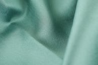 光滑的绿色丝绸面料纹理特写镜头，展现了其柔软与优雅