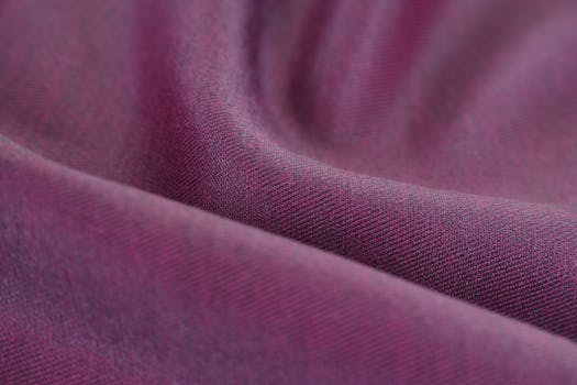 紫色面料的特写细节充分展现了其丰富的质感与柔软度