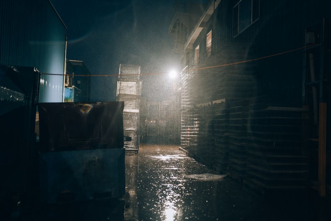 A night scene with a street light and a building · Free Stock Photo