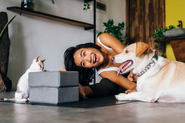 Femme détendue à la maison en compagnie d'un chien et d'un chat