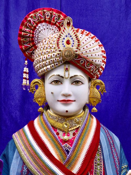 Free Detailed image of a Hindu deity statue adorned with vibrant attire and a decorative headdress. Stock Photo
