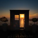 在希腊圣托里尼岛的门前，可以欣赏到以宁静海景为背景的绝美日落