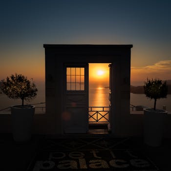 在希腊圣托里尼岛的门前，可以欣赏到以宁静海景为背景的绝美日落