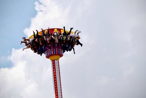 Mensen Rijden Op Witte En Rode Kermisattracties