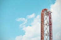 过山车激动人心地直冲云霄，穿过密布的云层，直达明亮的蓝天