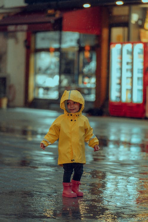 Gratis lagerfoto af barn, gul regnjakke, lodret skud