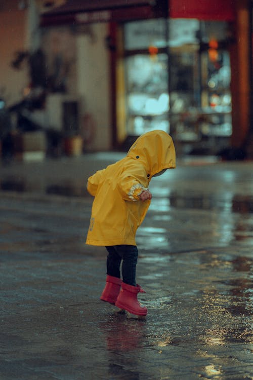 Darmowe zdjęcie z galerii z deszcz, dzieciństwo, dziecko