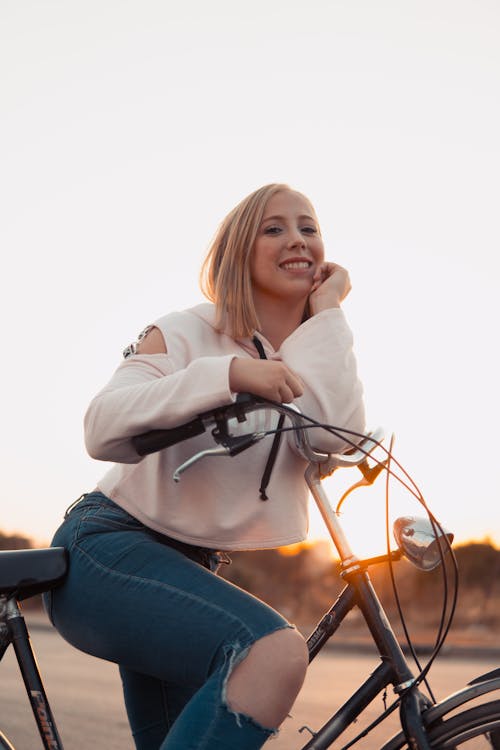 無料 自転車に乗る女性の写真 写真素材