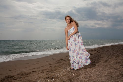 무료 해변에 서있는 여자 스톡 사진