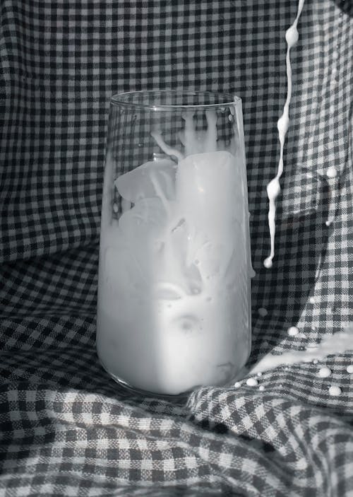 Бесплатное стоковое фото с вертикальный выстрел, молоко, монохромный