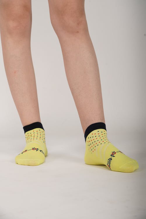 คลังภาพถ่ายฟรี ของ ถุงเท้าสีเหลือง, ผิว, พื้นหลังสีขาว