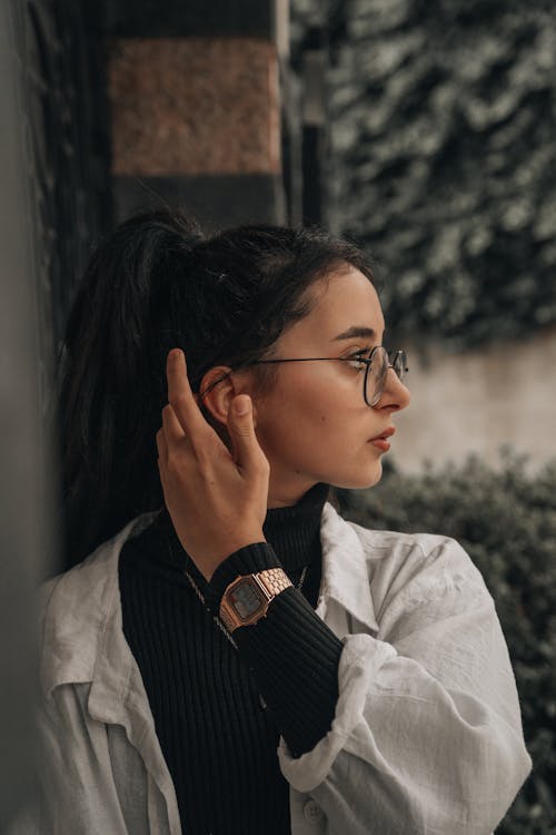 Kostnadsfri bild av armbandsur, glasögon, kvinna