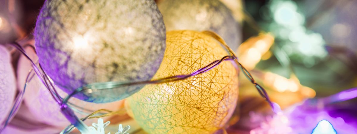 Bolas y luces de Navidad