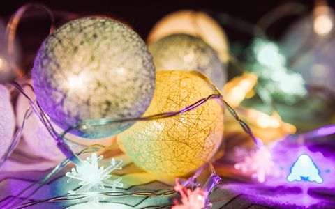Bolas y luces de Navidad
