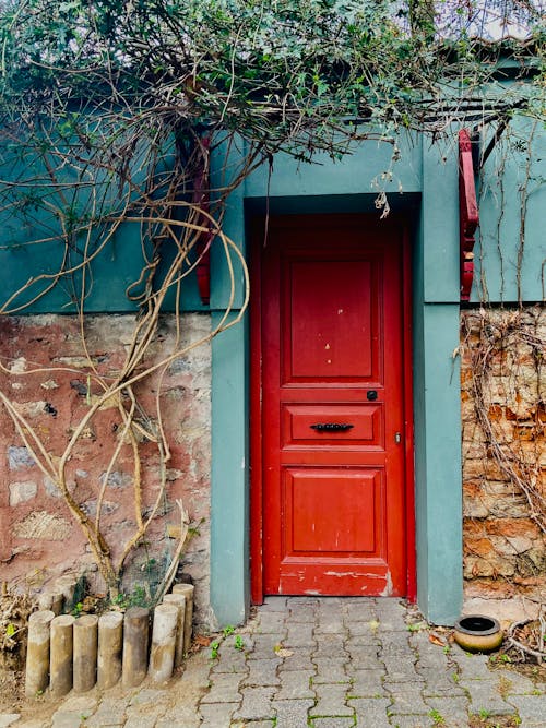Darmowe zdjęcie z galerii z budynek od zewnątrz, chata, czerwone drzwi