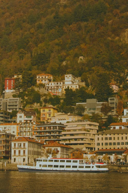 Δωρεάν στοκ φωτογραφιών με βάρκα, βουνό, κατακόρυφη λήψη