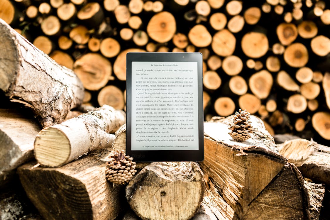 Pembaca E Book Hitam Di Brown Tree Logs