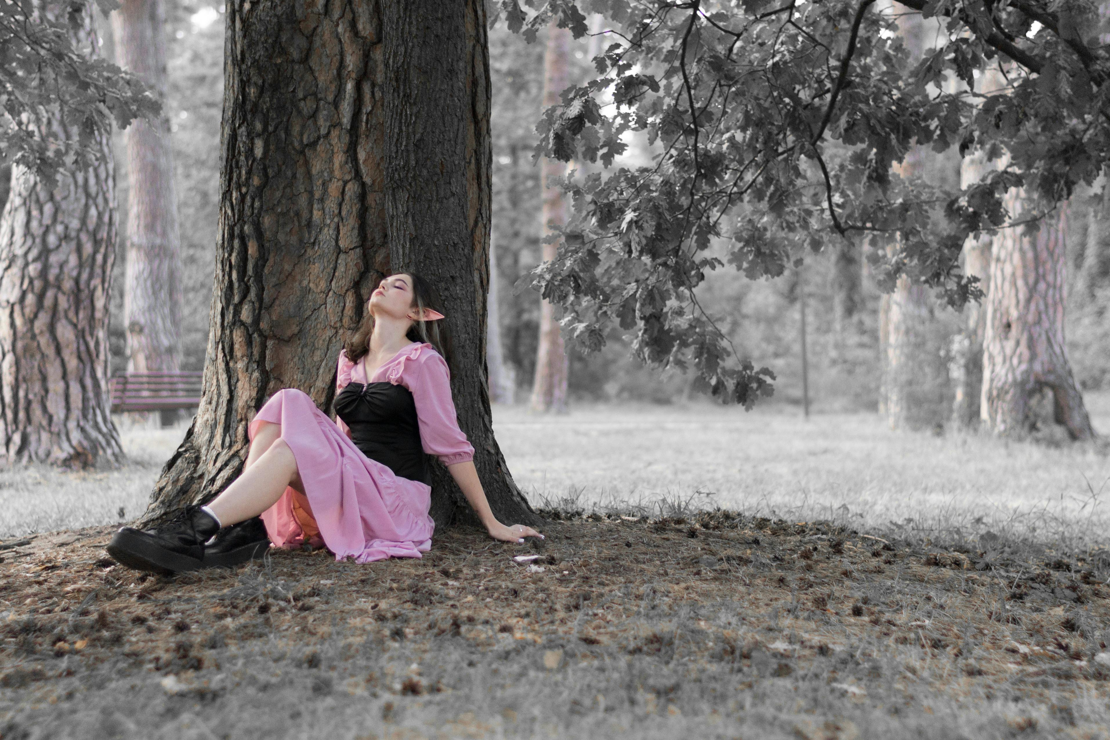 Foto de stock gratuita sobre arboles, bosque, disfraz, duende, mujer, ojos  cerrados, posando, sentado