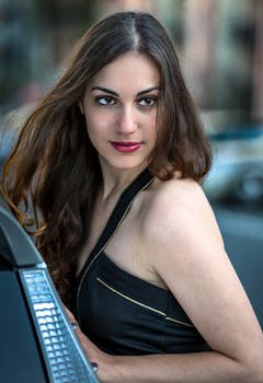 墨尔本时尚女性自信地在户外摆姿势