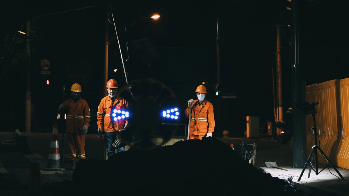 Συνεργείο με ρουχισμό υψηλής ευκρίνειας σε οδικά έργα