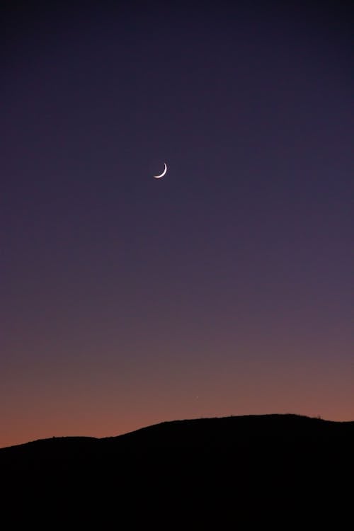 Бесплатное стоковое фото с вертикальный выстрел, гора, луна