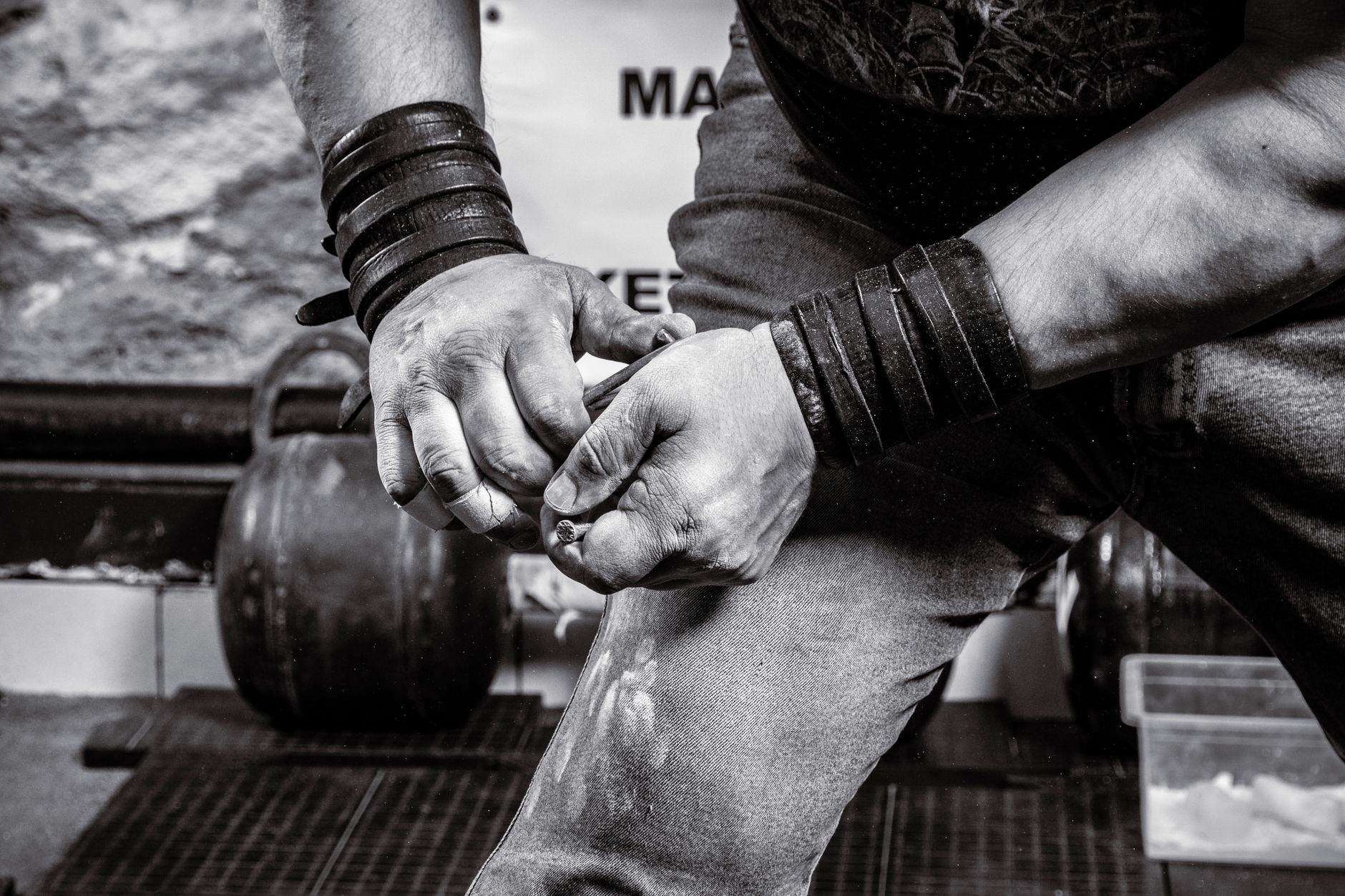 Atleta colocando straps de levantamiento en la barra