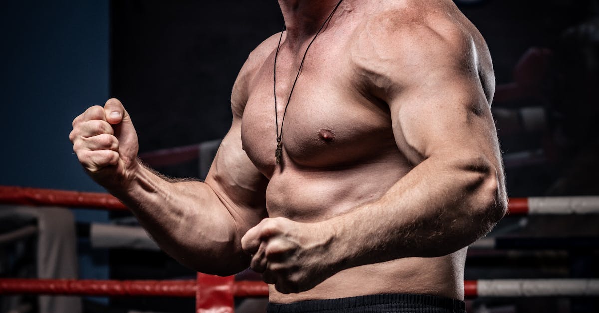 Un joueur de football en train de faire des exercices d'échauffement sur le terrain.
